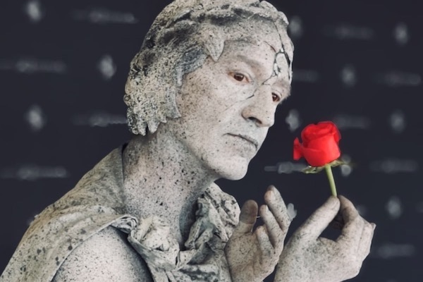 Steinstatue als Amor